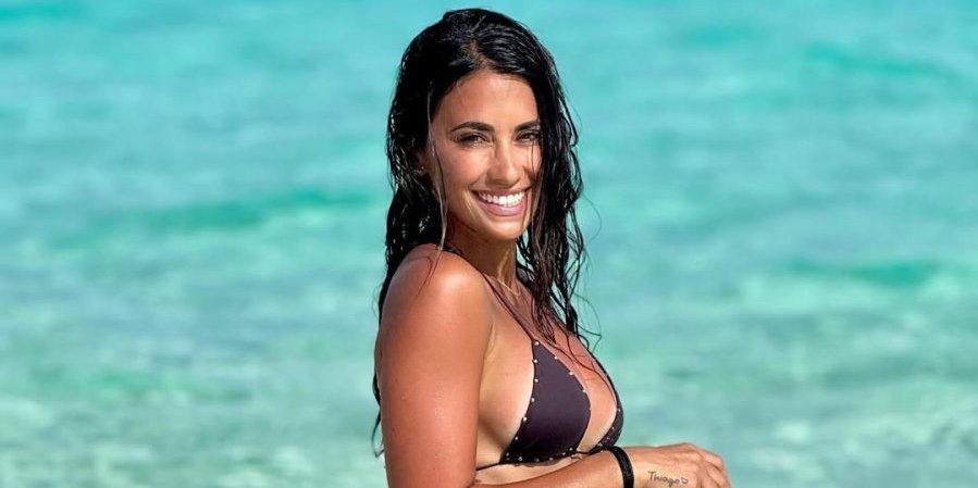 Mokra i preplanula pozira u sićušnom bikiniju: Mesijeva žena grmi kako izgleda na pragu pete decenije (FOTO)