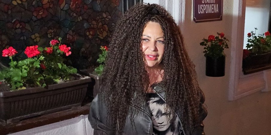 Mesnata zadnjica u prvom planu: Stoja se utegla u kupaći, pokazala rezultat plastičnih operacija (FOTO)