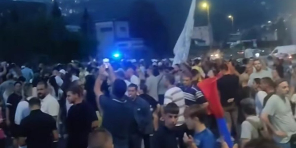 Kordon policije ispred blokadera: Pokušali da zaustave saobraćaj na Ibarskoj (FOTO/VIDEO)