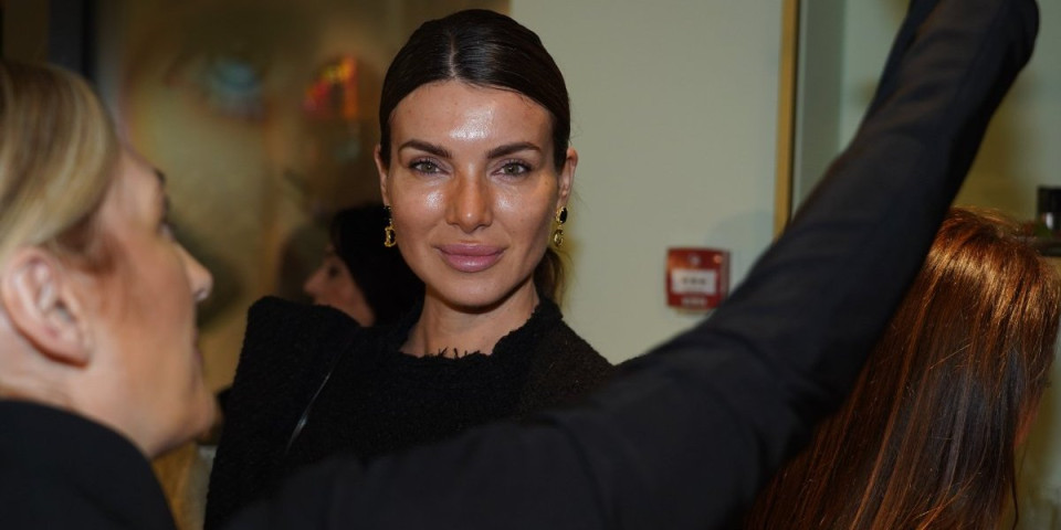 Bivša žena Duška Šarića mami uzdahe: Pozirala zavodljivo, grudi i noge u prvom planu (FOTO)