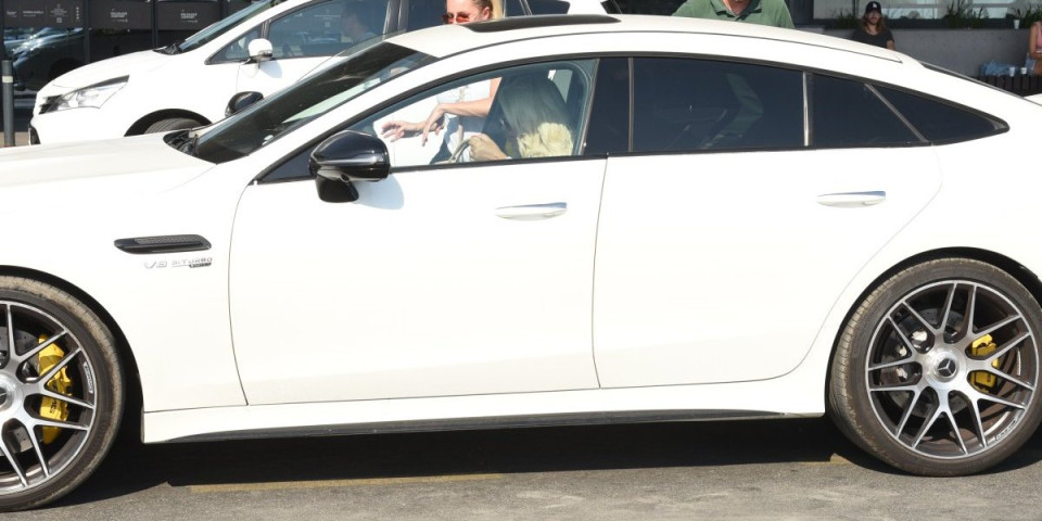 Pevačica napravila kolaps "mečkom" od 150.000 evra: Iz korseta joj prelivale grudi, svi se okretali za njom (FOTO)