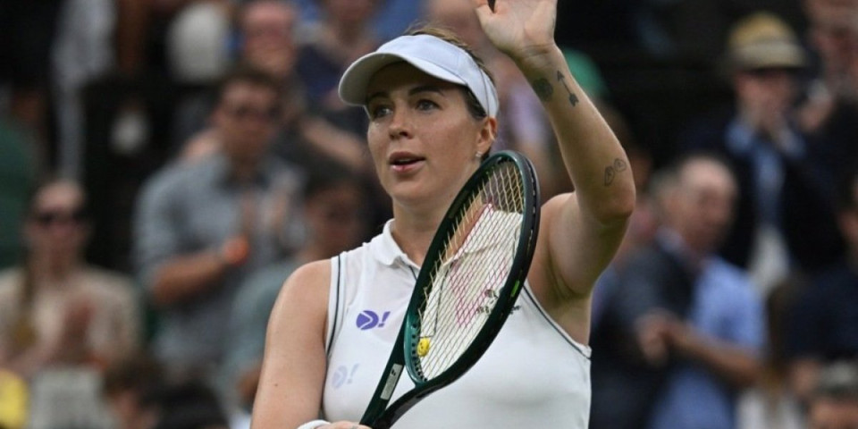 (FOTO) Hit fotka - Ispala sa Vimbldona, pa otvorila pivo i nazdravila sa novinarima