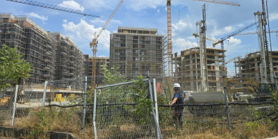 Na gradilištu u ulici Omladinskih brigada danas je poginuo 33-godišnji radnik nakon što je pao kroz otvor predviđen za ugradnju lifta. Međutim, on niije prvi građevinac koji je pao sa zgrade na ovom Novobeogradskom gradilištu.