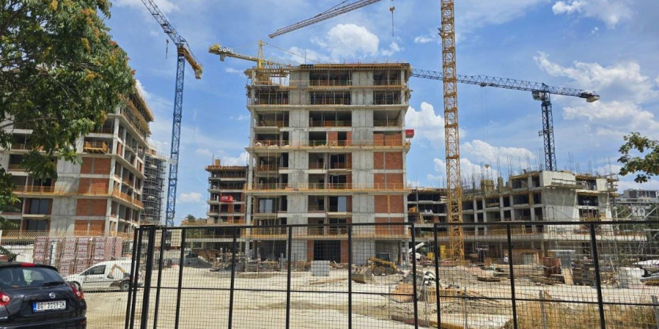Prve slike sa gradilišta na kojem je poginuo radnik na Novom Beogradu: Propao kroz lift, nije mu bilo spasa (FOTO/VIDEO)