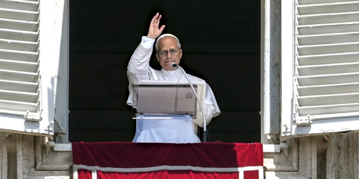 Privilegija belog: Samo 7 moćnih žena smeju da nose tu boju kada idu kod Pape