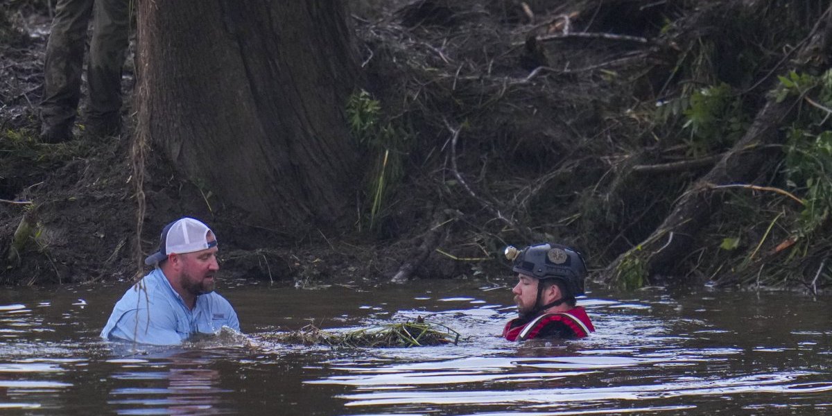 Sestrice se držale za ruke do smrti! Devojčice stradale u poplavama u Teksasu, očajni roditelji kajakom krenuli... (FOTO/VIDEO)