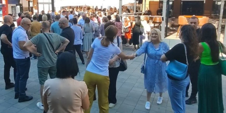 Kurtijeva provokacija doživela fijasko: Mitrovčani se veselili uz pesme i srpsko kolo, pa oterali lažnog gradonačelnika (VIDEO)