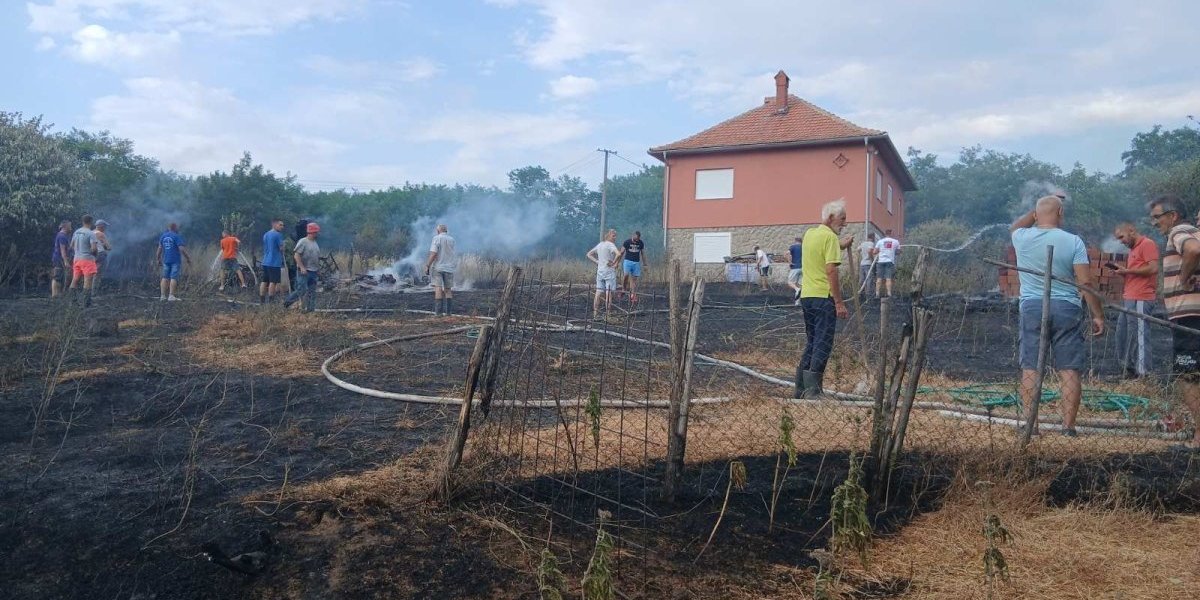 Meštani pomažu u gašenju