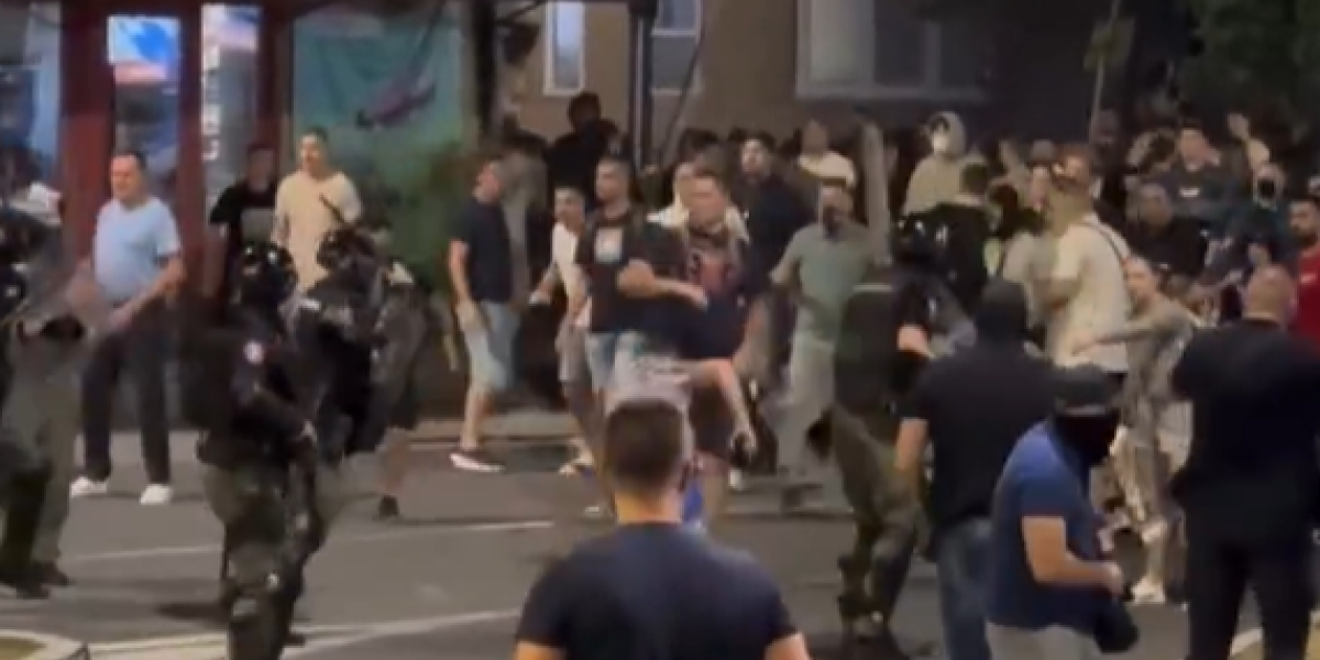 Blokaderi napali policiju u Užicu: Pale baklje na magistrali, ali nisu uspeli da preseku put (VIDEO)