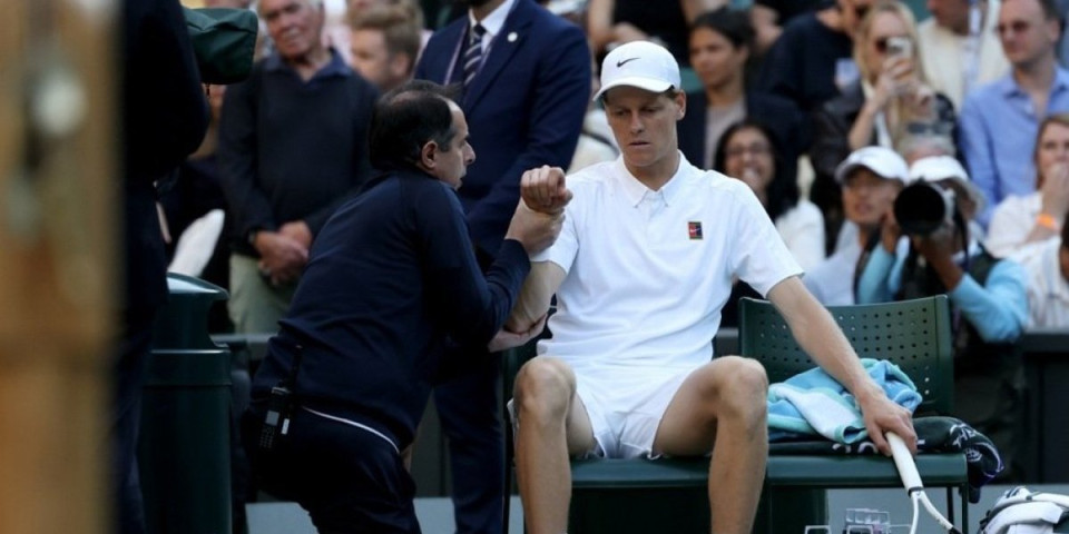 Siner folira povredu? Drvlje i kamenje po teniseru zbog brzog oporavka