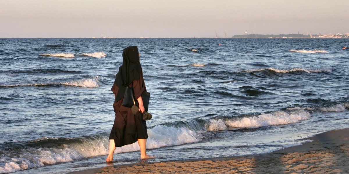 Lažne monahinje haraju Grčkom: Uvaljuju turistima osveštane brojanice, a ako ih odbijete...