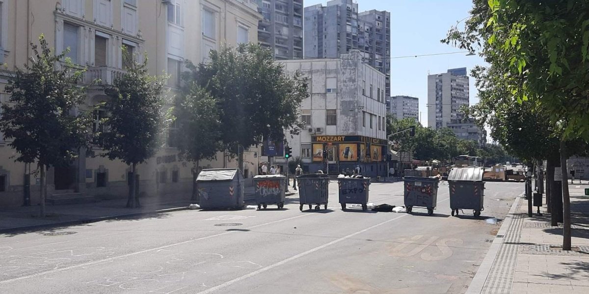 Pustoš, čemer i jad - pukle blokade ko zvečka: Pogledajte kako sad izgleda Avijatičarski trg u Zemunu! (FOTO/VIDEO)