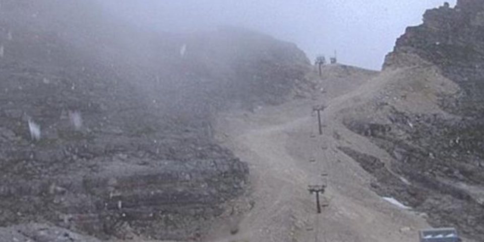 (FOTO) Šta se ovo dešava sa vremenom? Usred jula pao sneg u Sloveniji