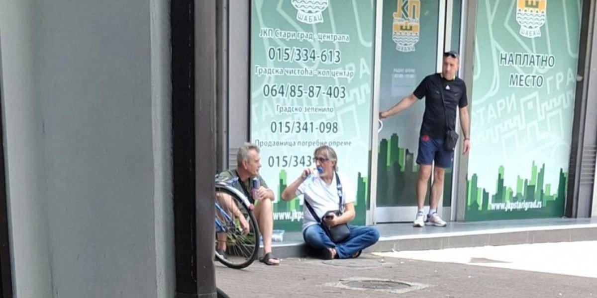 (FOTO) Ovo je hit: Protest ispred Prekršajnog suda u Šapcu - tri blokadera