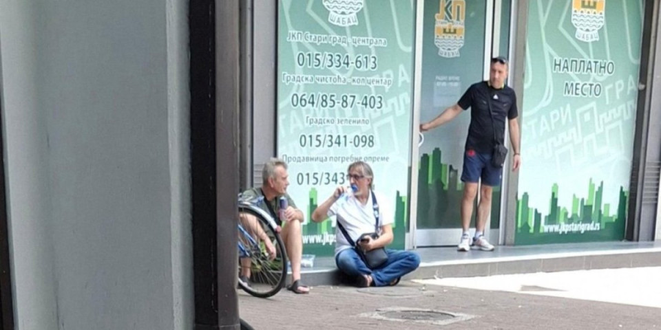 (FOTO) Ovo je hit: Protest ispred Prekršajnog suda u Šapcu - tri blokadera