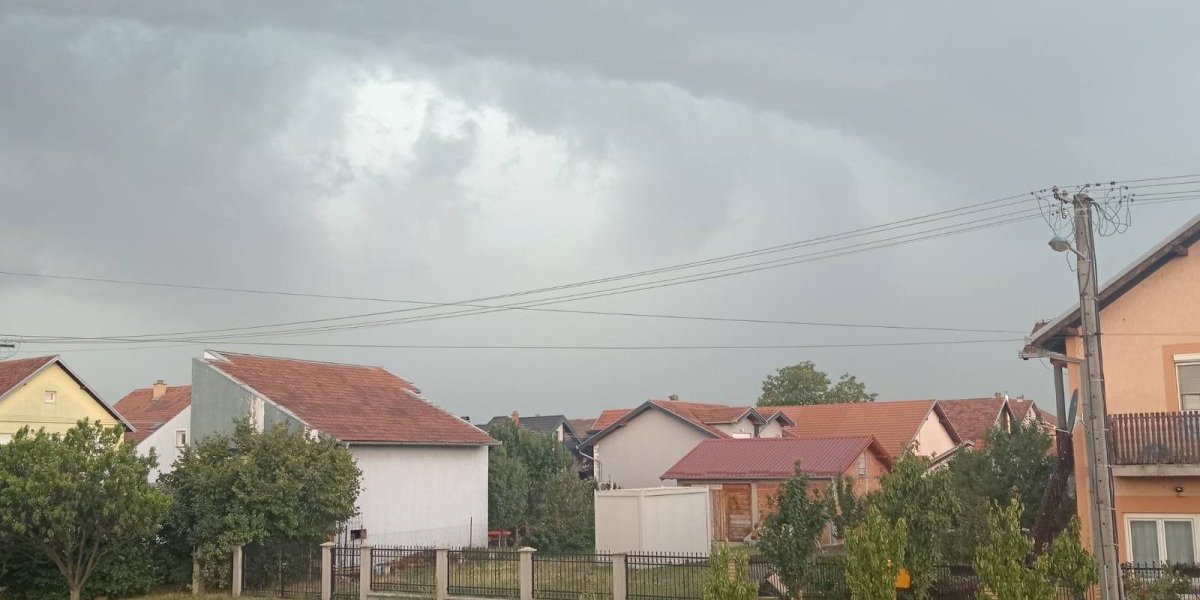 Počelo je! Nevreme tutnji Novim Sadom: Crni oblaci, silovit pljusak i grad