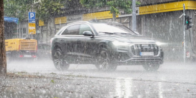 Zbog kiše i pljuskova prognoziranih u popodnevnim satima, kolovozi će biti mokri, a vidljivost slabija, pa može doći do vanrednih zastoja i saobračajnih nezgoda, ali i velikih gužvi koje uzrokuje turistička smena, upozorava Auto-moto savez Srbije.