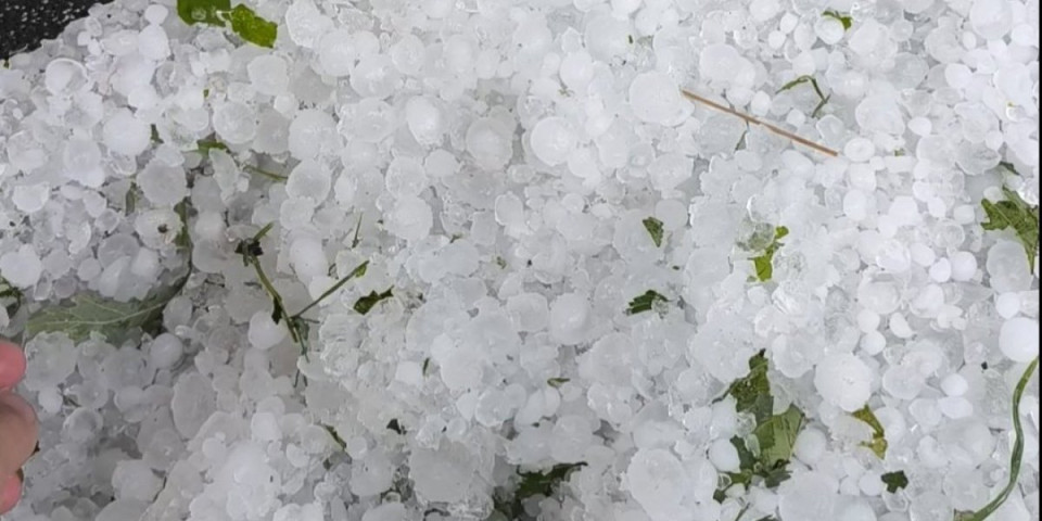 Grad tuče ovaj deo Srbije - Sve se zabelelo: Počelo nevreme (VIDEO)