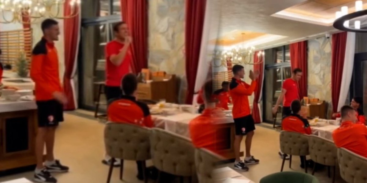 Hit snimak - Stojković zapevao na pripremama Radničkog: Sabina, voli samo mene (VIDEO)