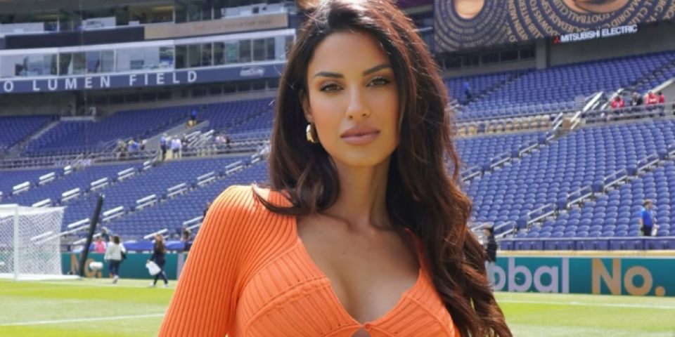 Seksi ili vulgarno? Bujne grudi u prvom planu, Italijanka provokativnom haljinom podigla prašinu (FOTO)