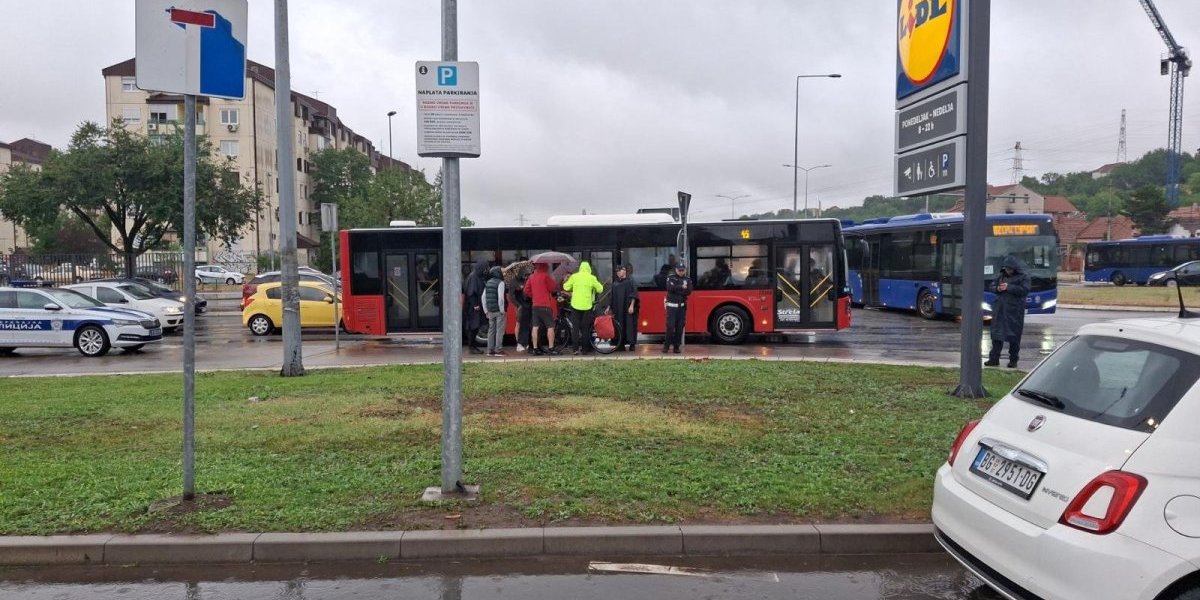 Toliko o empatiji - blokaderi načisto pukli: Njih 10 pokušalo da zaustavi saobraćaj na Novom Beogradu, policija ih odmah rasterala (FOTO)