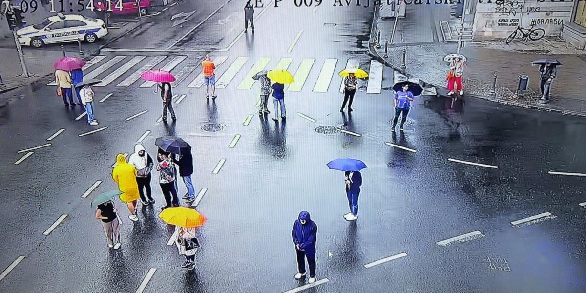 Njih 20 teroriše ceo Zemun - Ovako sada izgleda Avijatičarski trg: Da nije tužno, bilo bi smešno