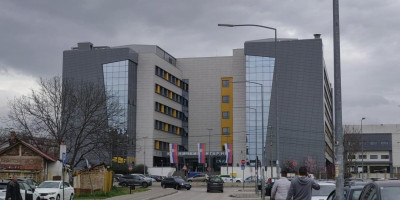 Dečak star 12 godina, koji je juče u Vranju teško povređen kada je električnim trotinetom podleteo pod kamion, prebačen je u Univerzitetski klinički centar Niš, gde se nalazi u teškom stanju.