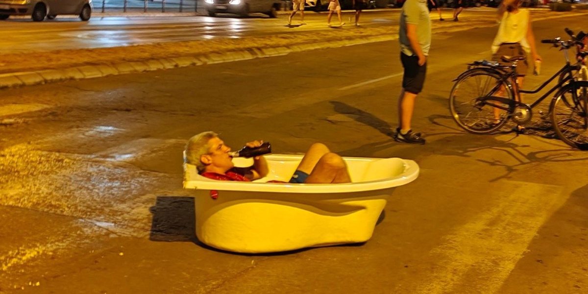 WC šolja, kontejner, kada, šta je sledeće? Skidaće se na ulicama?! Blokaderska elita zrela za ludnicu! (FOTO)