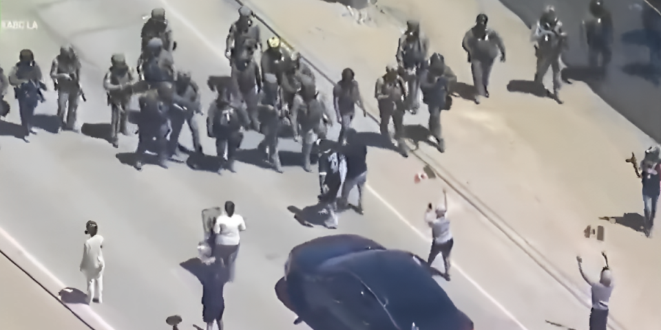 (VIDEO) Bukti rat na ulicama Amerike: Agenti biju bez milosti, strašan okršaj sa migrantima na farmi marihuane