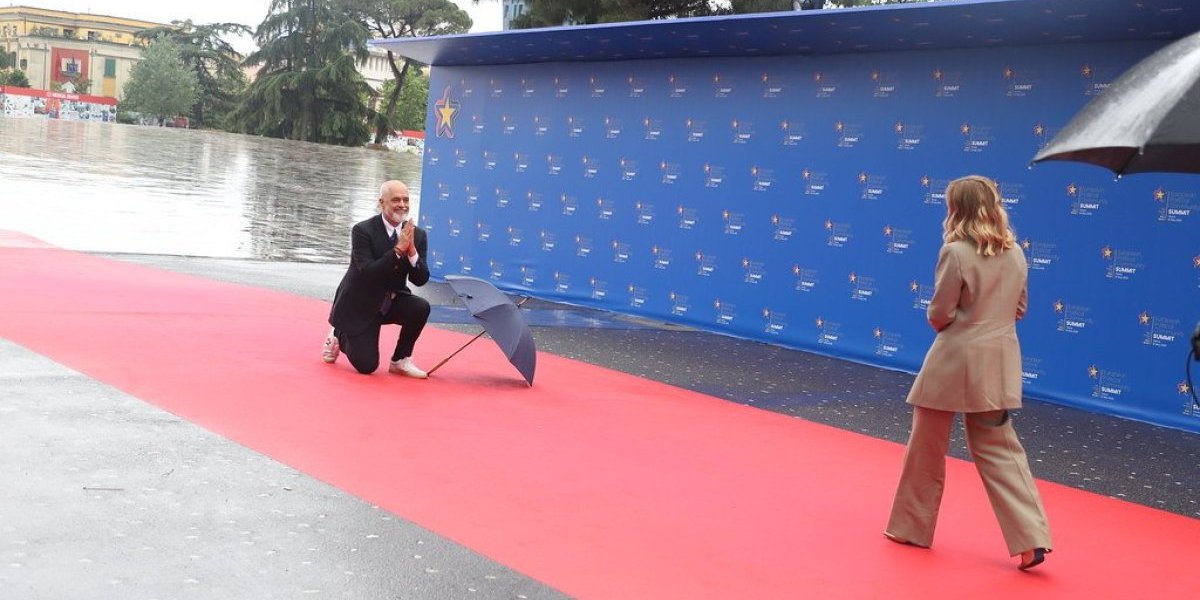 (VIDEO) Edi Rama ponovo frapirao ceo svet: Meloni došla na konferenciju, a on... Sada ga razapinju na društvenim mrežama