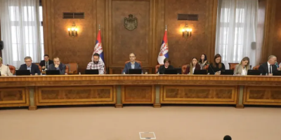 Vlada Srbije je na današnjoj sednici donela odluku o proglašenju elementarne nepogode u pet gradova i 11 opština koje su zahvaćene požarima prethodnih dana.