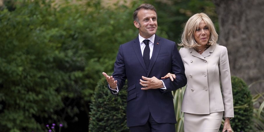 Majka se šokirala, otac pao sa stolice: Kako su roditelji Emanuela Makrona otkrili njegovu aferu sa Brižit