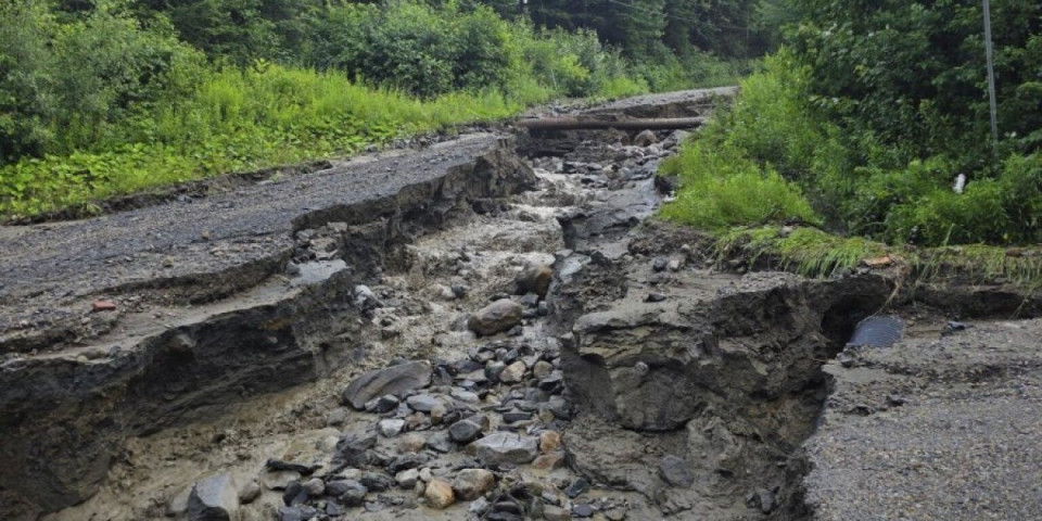 Katastrofalne poplave pogodile SAD – kuće pod vodom, škole oštećene (VIDEO)