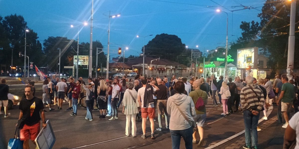 (VIDEO) Propao još jedan pokušaj blokade - Policija blokadere sklanja na trotoar