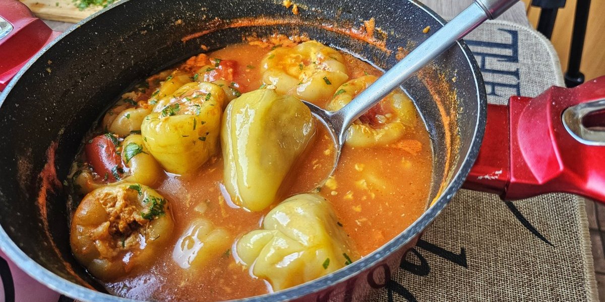 Punjene paprike sa suvom slaninom će vas oduševiti: Recept iz bakine sveske (VIDEO)