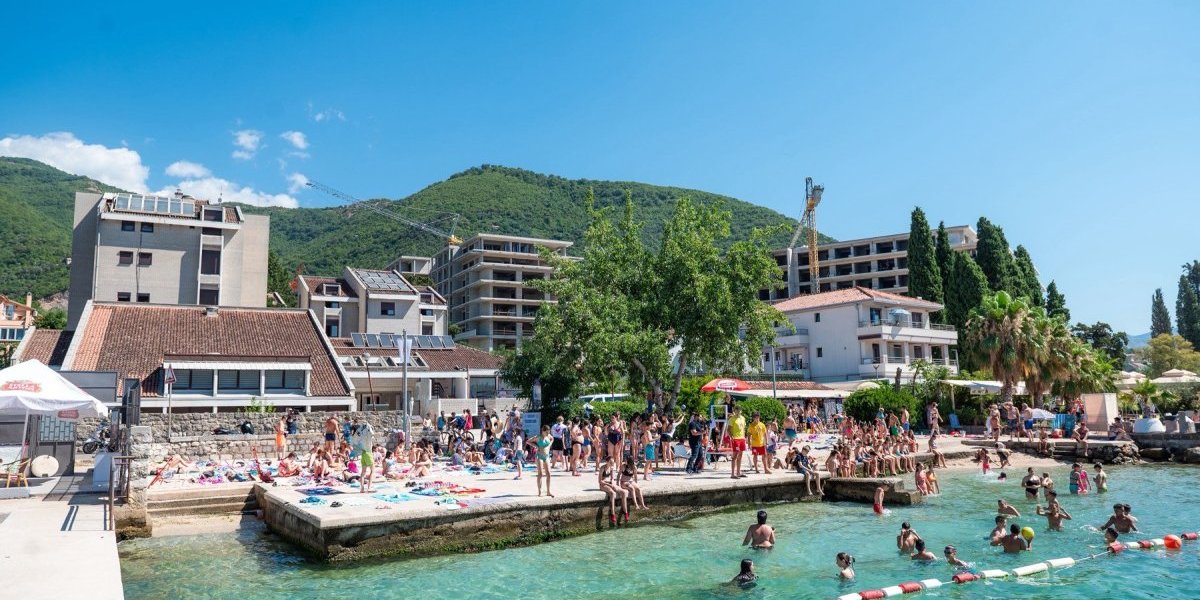 Deca iz socijalno ugroženih porodica otišla na more: Obezbeđeno letovanje za 400 mališana