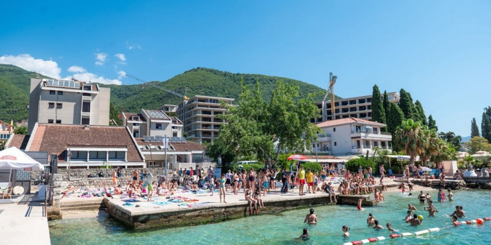 Deca iz socijalno ugroženih porodica otišla na more: Obezbeđeno letovanje za 400 mališana