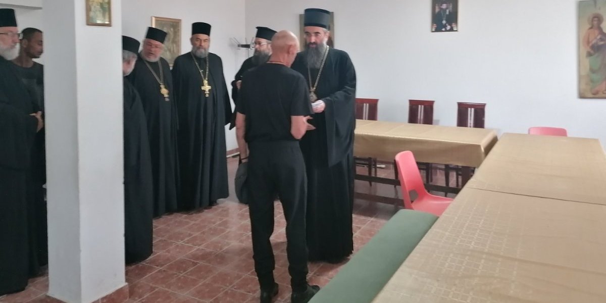 Srpska crkva je uvek uz svoj narod! Mitropolit Arsenije posetio porodice čije su kuće izgorele, nije došao praznih ruku! (FOTO)