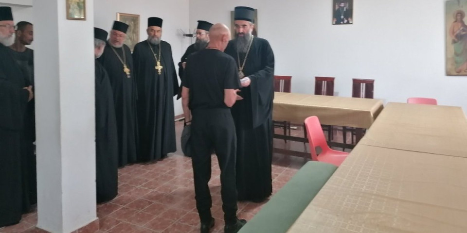 Srpska crkva je uvek uz svoj narod! Mitropolit Arsenije posetio porodice čije su kuće izgorele, nije došao praznih ruku! (FOTO)