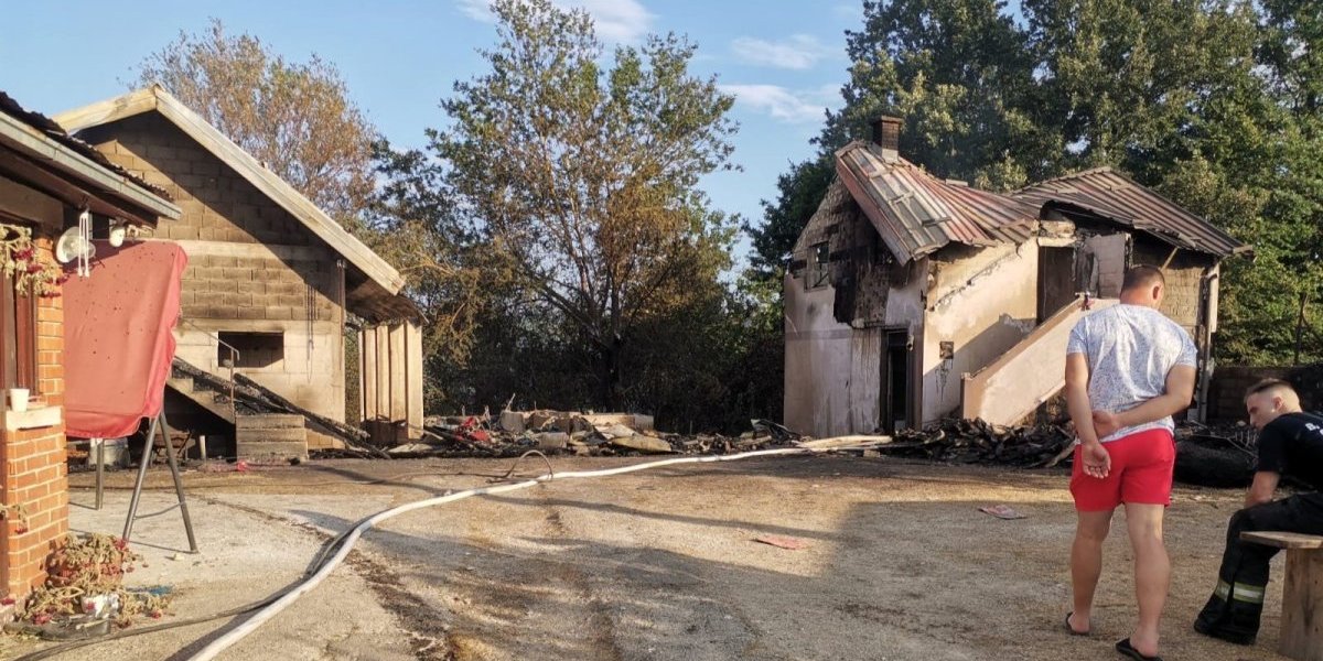 Vatru gasile komšije, vatrogasci, svi redom, ali spasa nije bilo! Posle vatrene stihije na mestu bogatog imanja ostalo je zgarište (FOTO)
