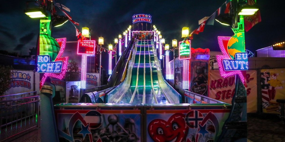 Tragedija u Francuskoj: Nesreća na toboganu tokom vašara, devojčici (3) nije bilo spasa