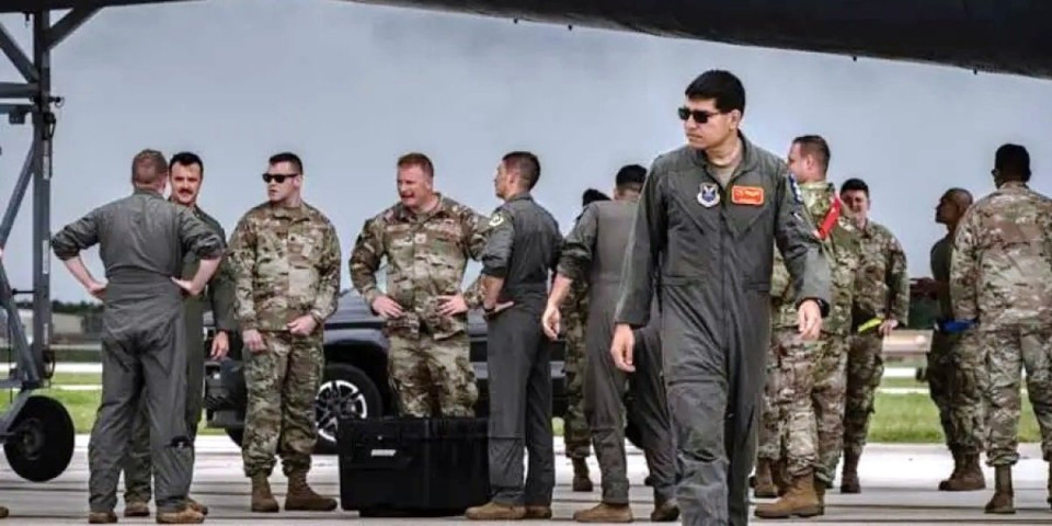 Procurila fotografija američkih pilota, sprema se napad?! Baza vrvi od vojske, "bombarderi B-2 Spirit čekaju"...