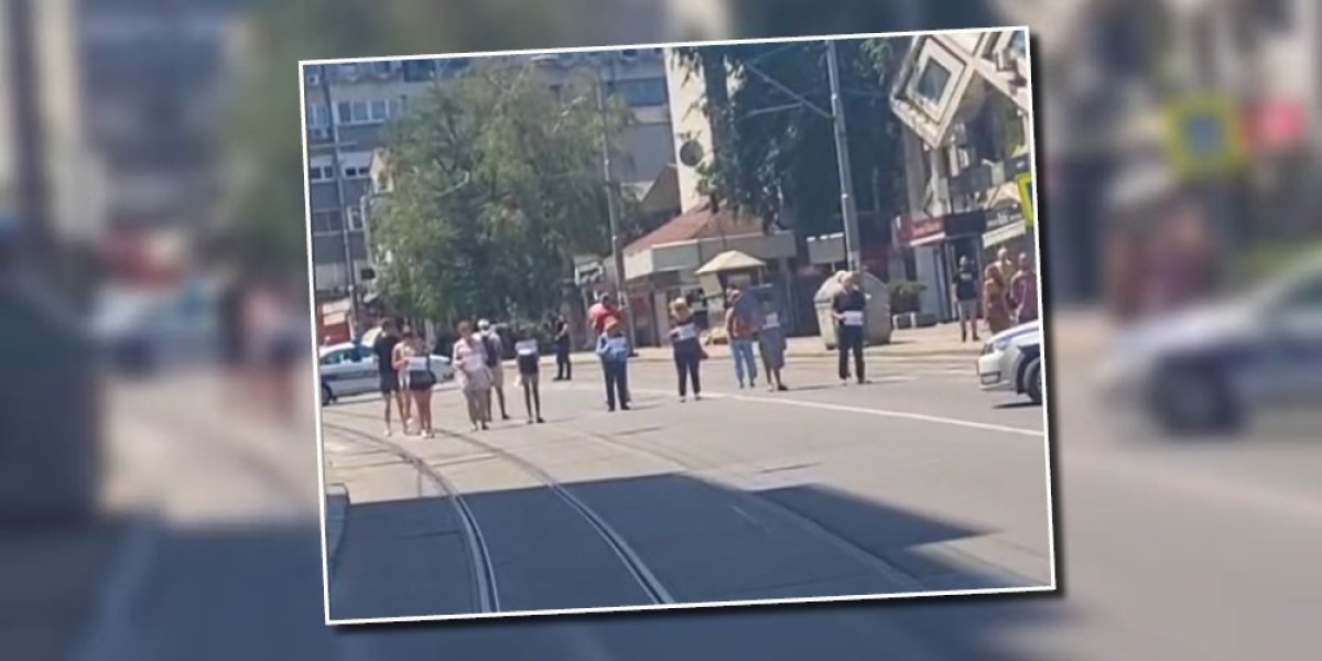 Mala grupa blokira ulicu na Banovom brdu! Većina građana gleda sa nevericom (VIDEO)