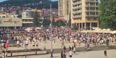 Ministarstvo unutrašnjih poslova izražava zabrinutost zbog odluke Osnovnog suda u Užicu kojom je ukinut pritvor osumnjičenima za napad na službena lica tokom neprijavljenog javnog okupljanja 6. jula u Užicu, kojom se javnosti šalje poruka da je napad na policijske službenike, koji štite bezbednost građana i brinu o javnom redu i miru, dozvoljen i nekažnjiv.