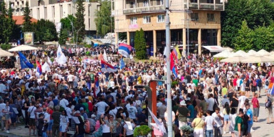 Sudije u veću iz Užica koje su danas donele skandaloznu odluku da se iz pritvora oslobode sedmorica blokadera nasilnika, jesu Vera Petaković, Dušica Mićić i Nenad Marinković.
