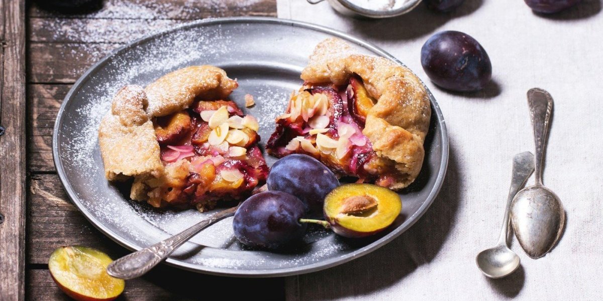 Seljačka pita sa mešanim letnjim voćem i bademima - Preukusna i mnogo lakša za pravljenje od klasične