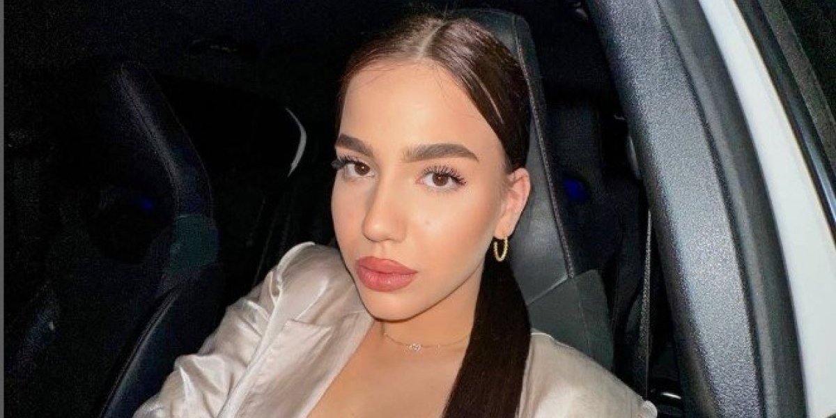 Ćerka Zdravka Čolića uslikana u toaletu - Pridržava se za lavabo, sako jedva sakrio dekolte (FOTO)