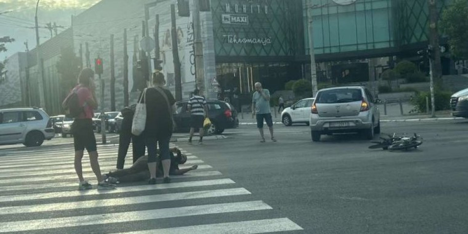 Oboren biciklista: Nesreća u Beogradu (FOTO)