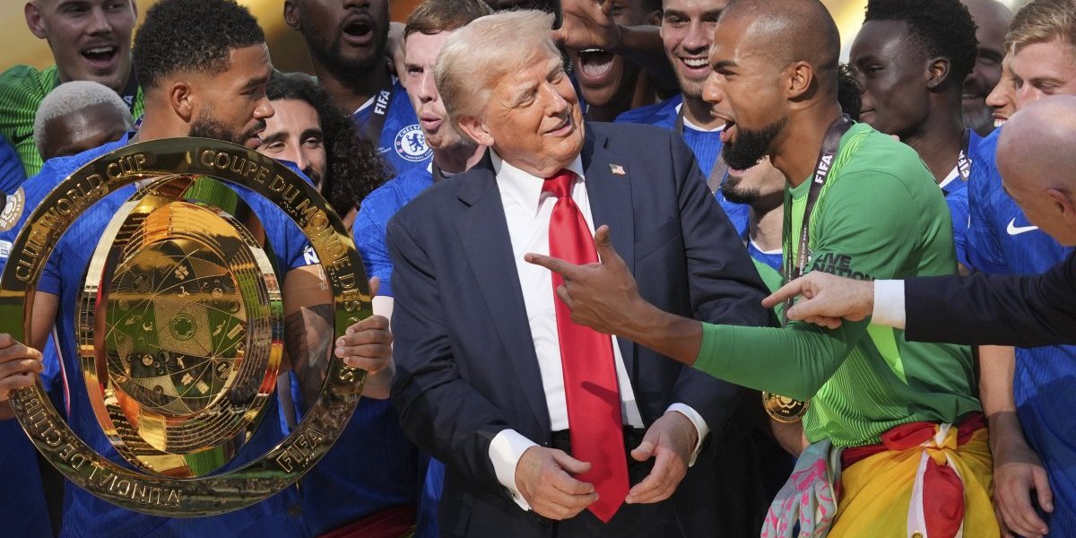 Tramp ukrao šou fudbalerima: "Upropastio Čelsiju slavlje i fotografiju" (FOTO/VIDEO)