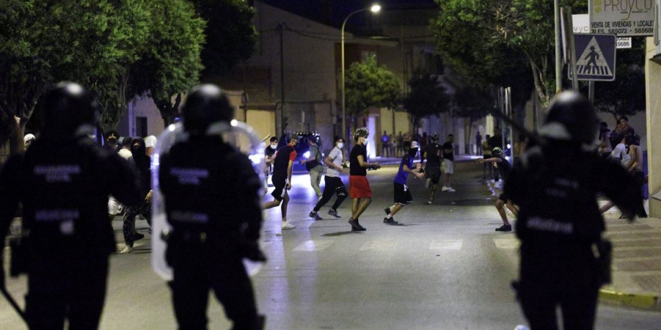 Haos na vratima Evrope! Užasne scene obračuna desničara i migranata, ima povređenih! (FOTO/VIDEO)